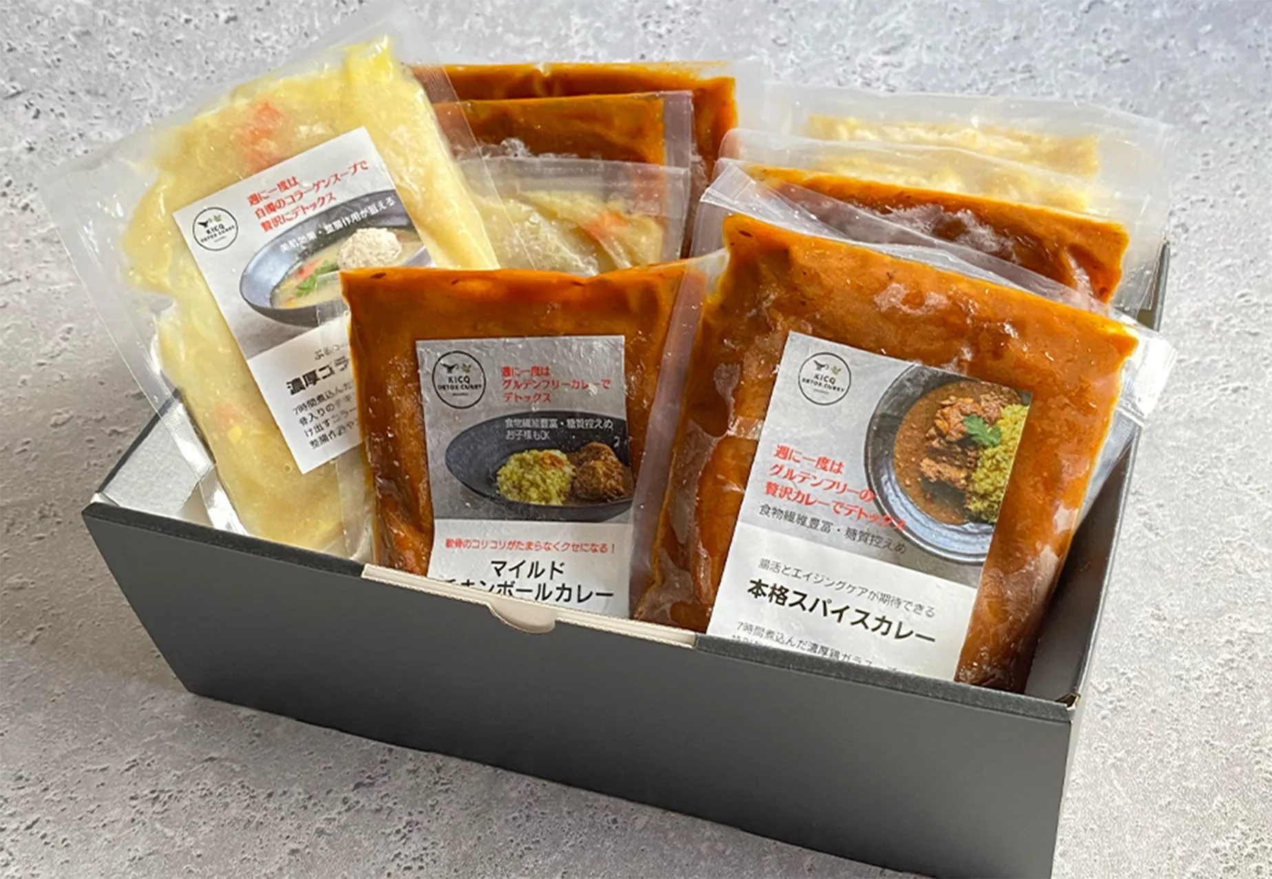 箱にパウチのカレーがたくさん入っています